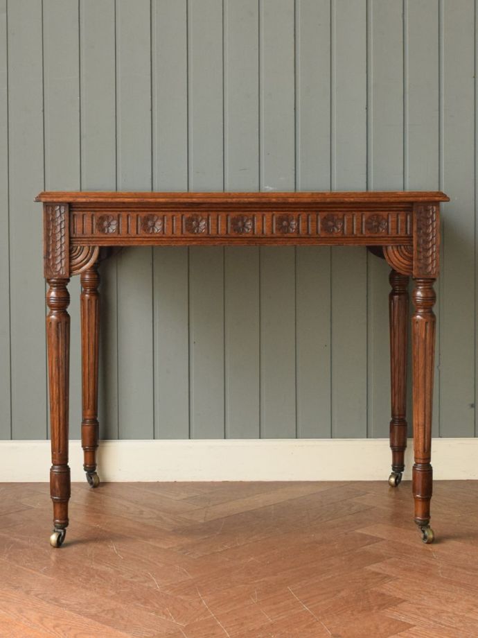 どこから見てもキレイなサイドテーブル