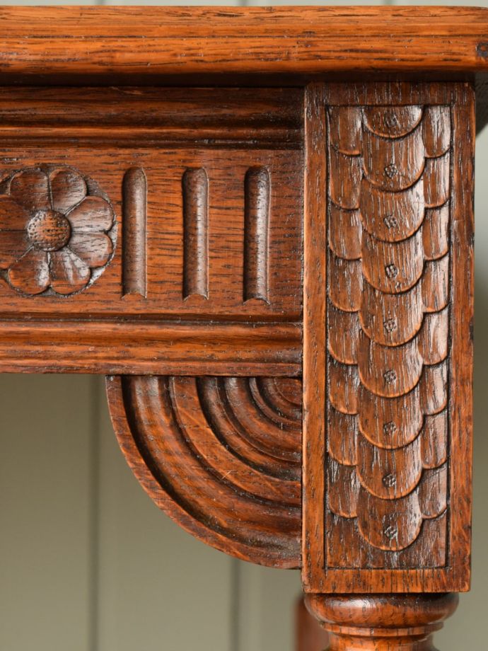 英国アンティーク家具らしい彫