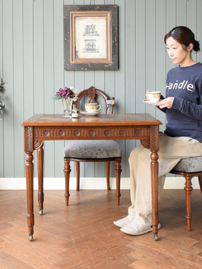 アンティークのオケージョナルテーブル