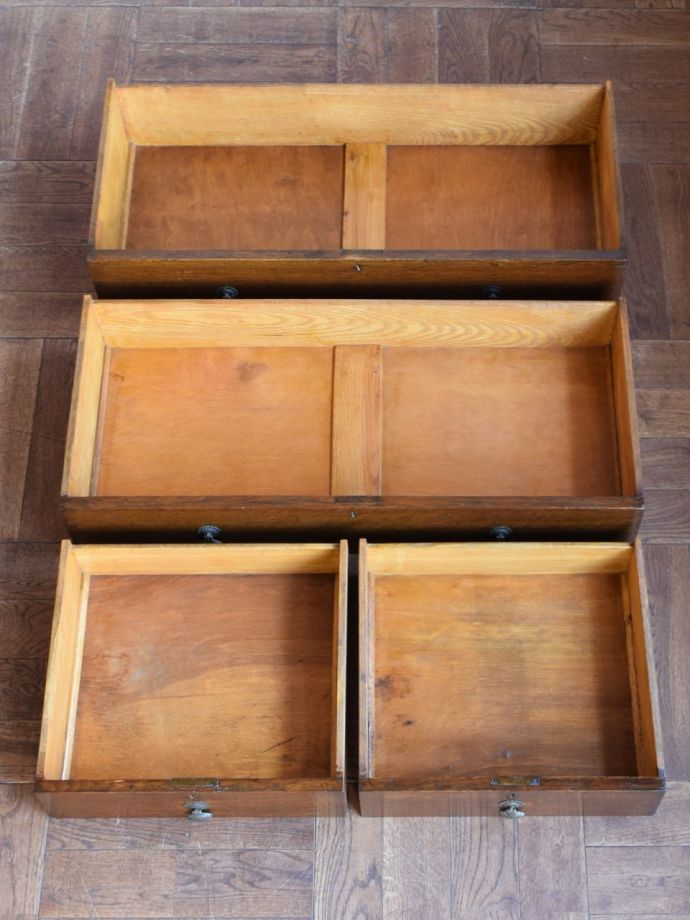 アンティークチェストの引き出しの中