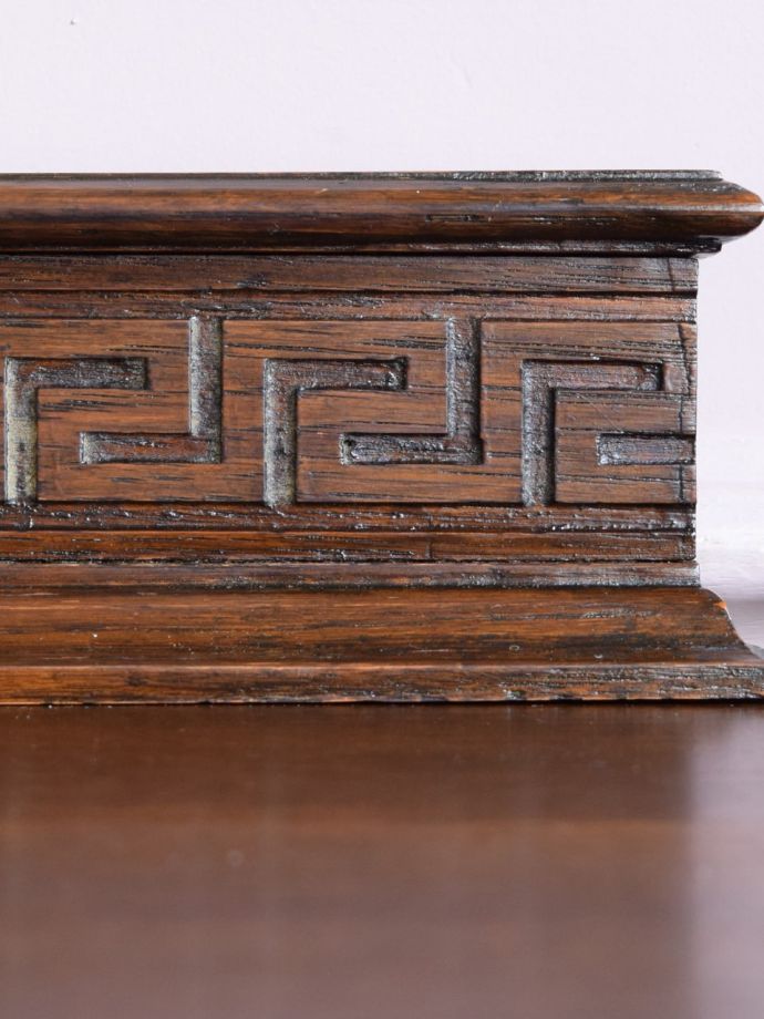 アンティークチェストの彫