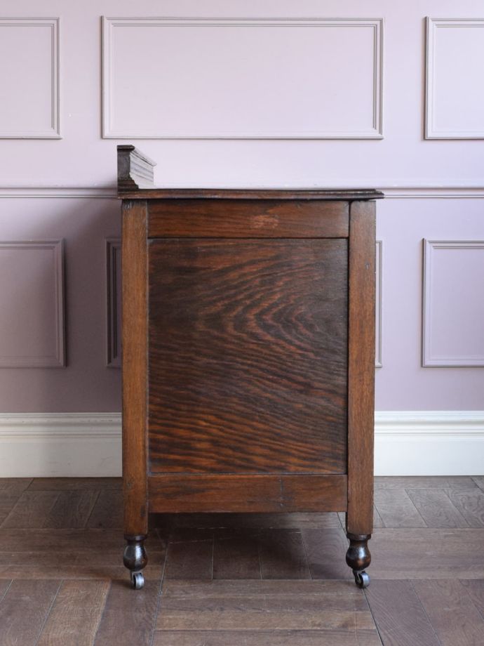 アンティークチェストの側面