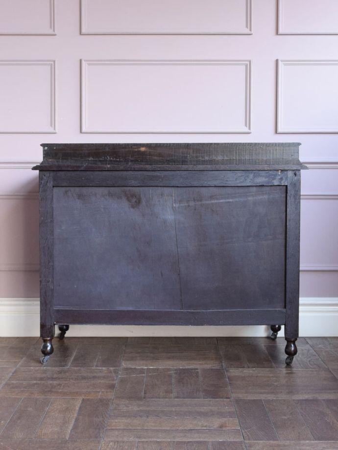 アンティークチェストの後ろ姿