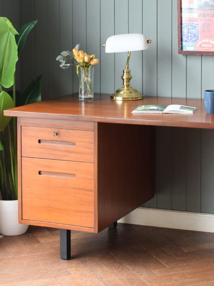 アンティークデスクの美しい木目