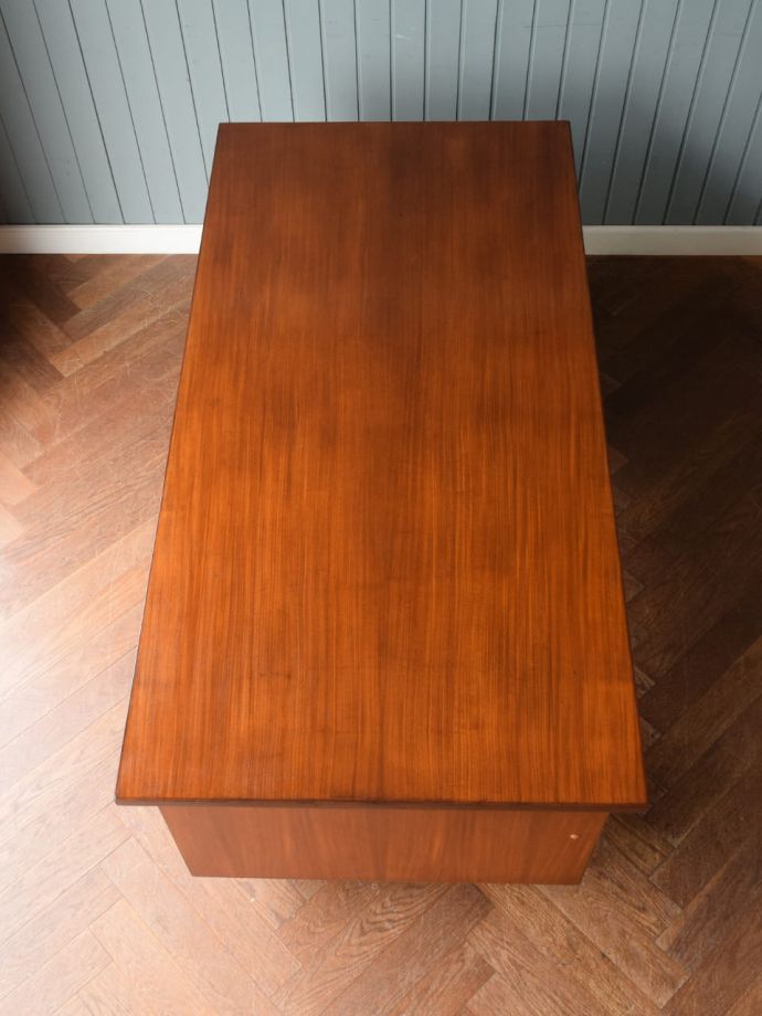 書斎机の美しい天板