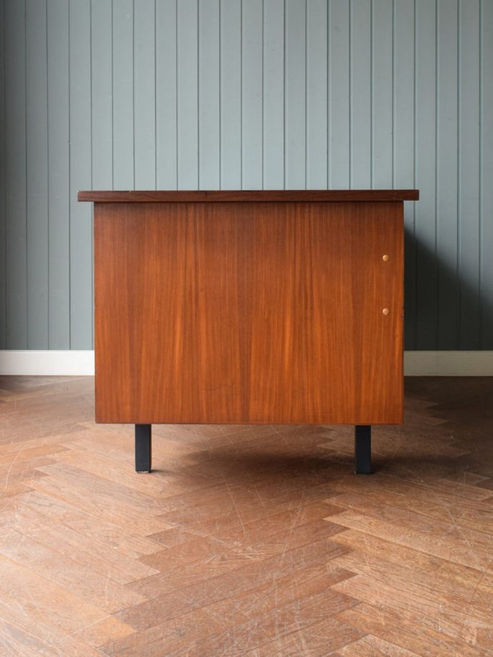 書斎デスクの側面