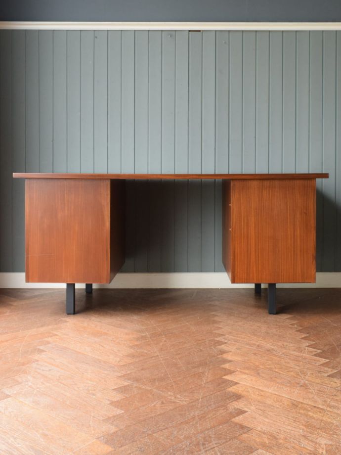 アンティークデスクの後ろ姿