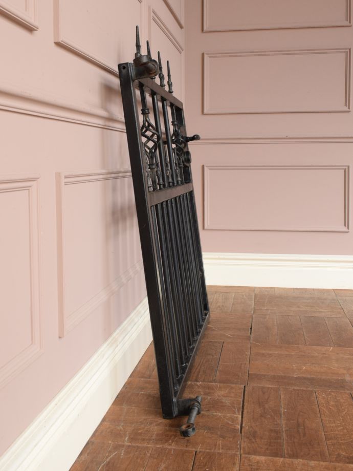 アイアンゲートの側面