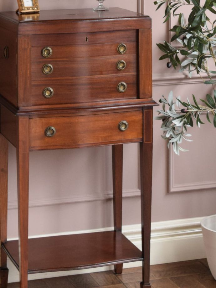 アンティーク家具らしさが漂うチェスト