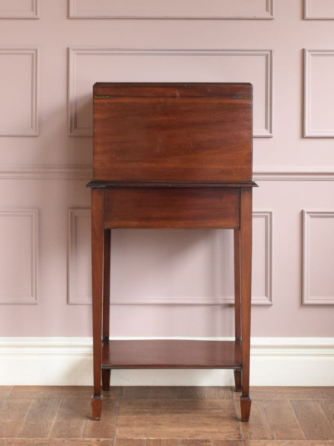 チェストの後ろ姿