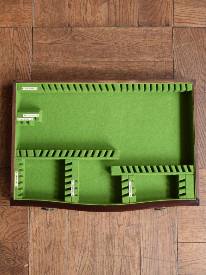 カトラリーチェストの引き出しの中