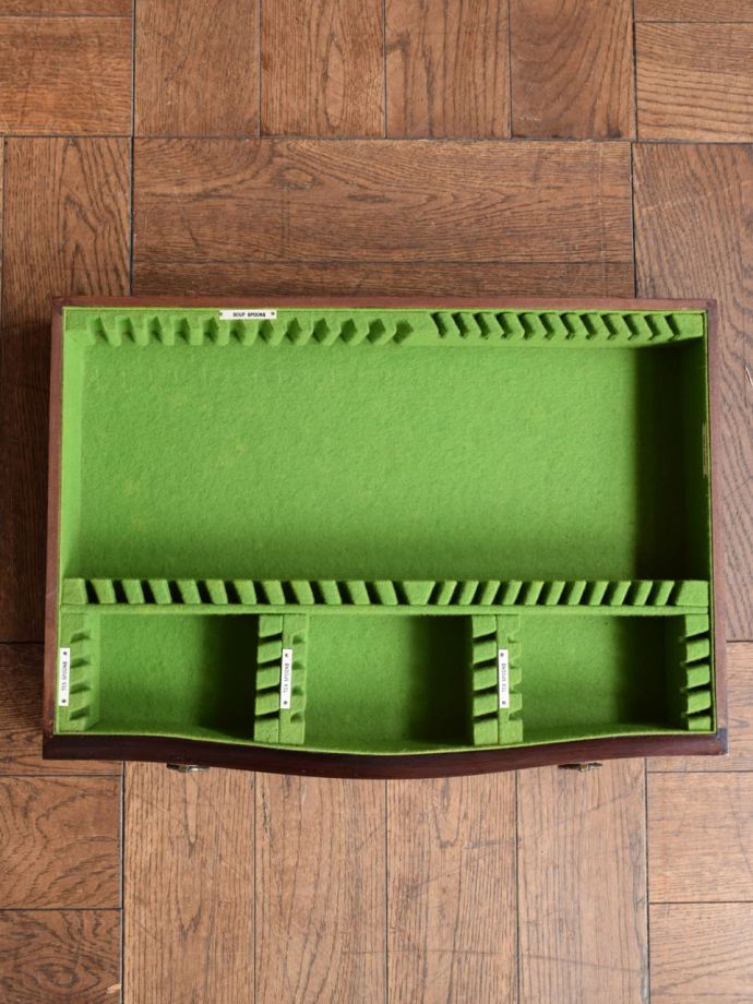 カトラリーチェストの引き出しの中