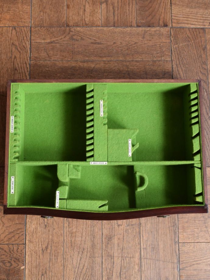 カトラリーチェストの引き出しの中