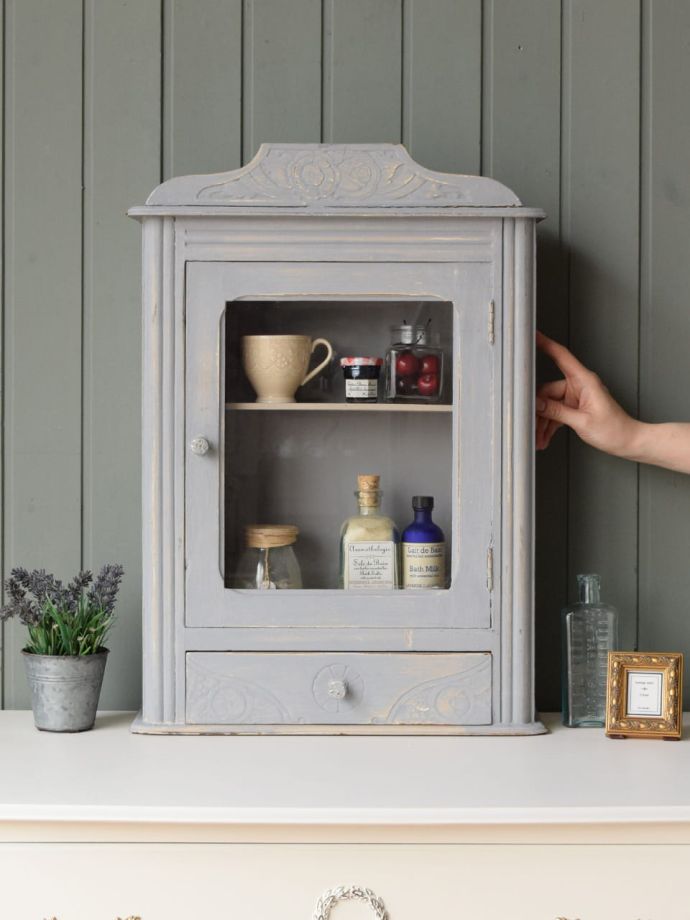 フランスのおしゃれなアンティークのキャビネット