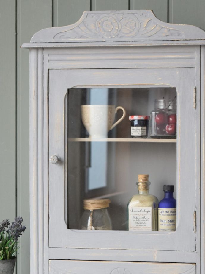 フランスらしいキャビネット