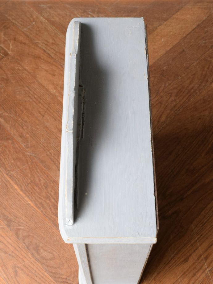 アンティークのウォールキャビネットの天板