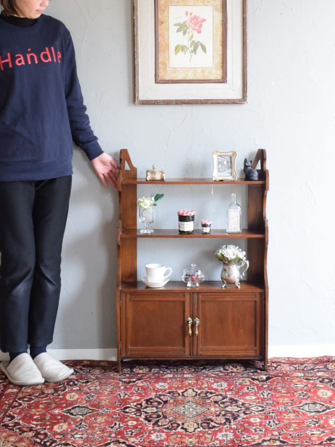 英国アンティークのキャビネット