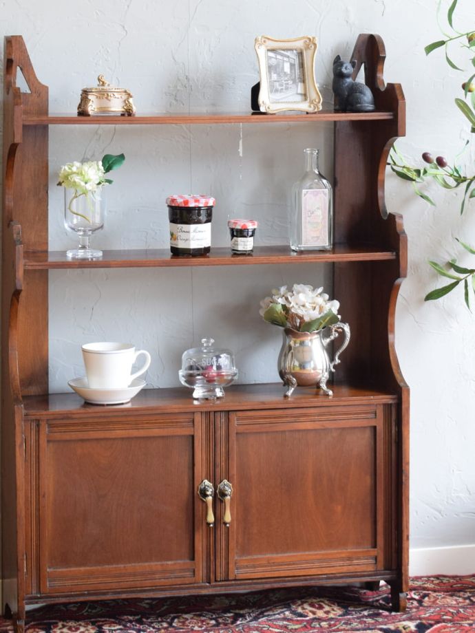 アンティークのオープンシェルフ