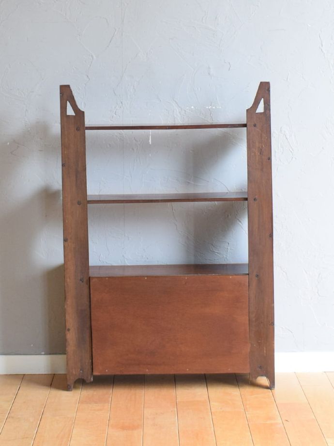 オープンシェルフの後ろ姿