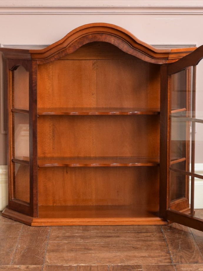 アンティークのキャビネットの扉の中