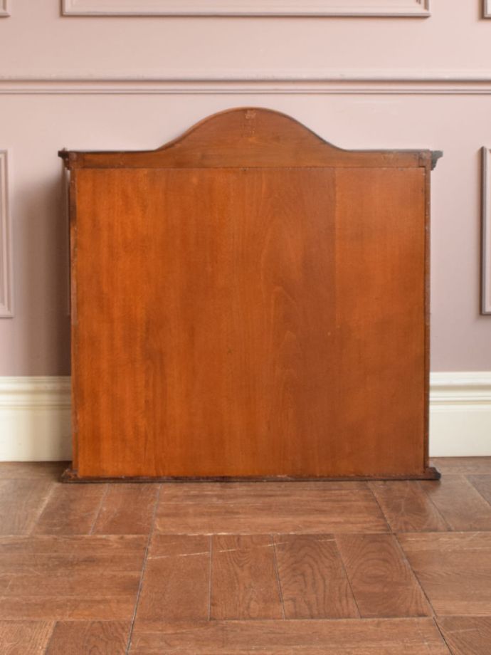 キャビネットの後ろ姿