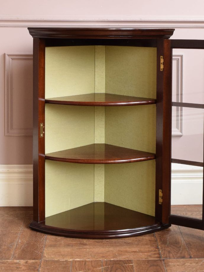 ガラスキャビネットの扉の中