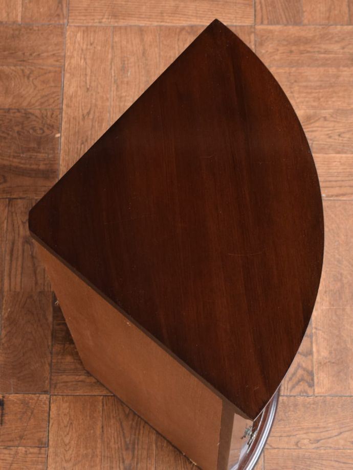 アンティークのキャビネットの天板