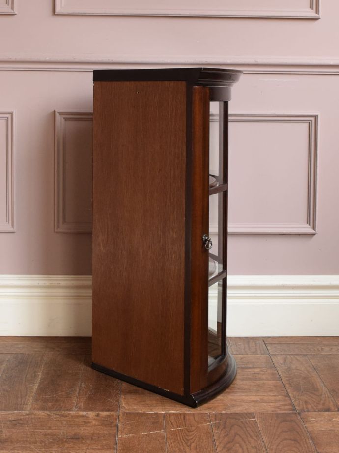 アンティークキャビネットの側面