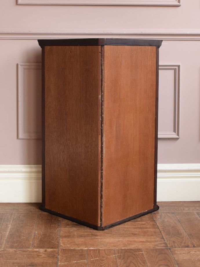 キャビネットの後ろ姿