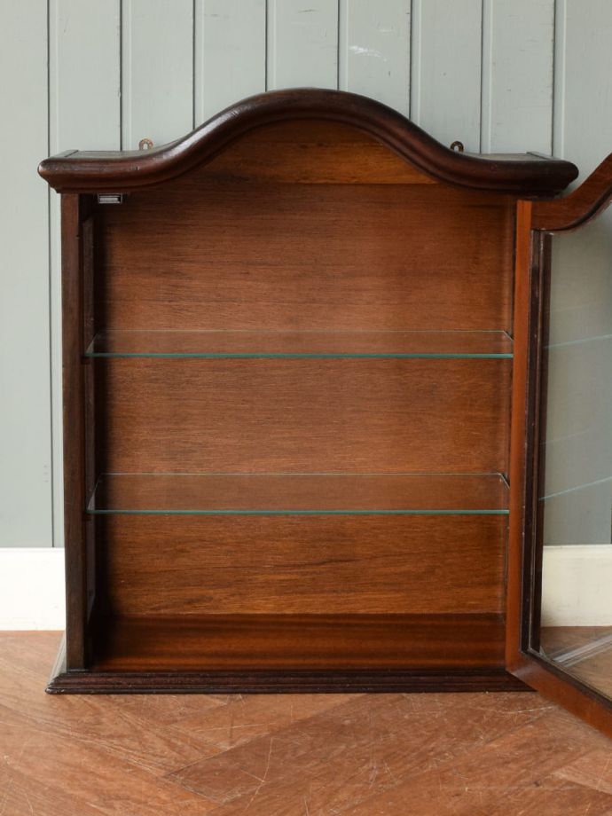 アンティークのキャビネットの扉の中