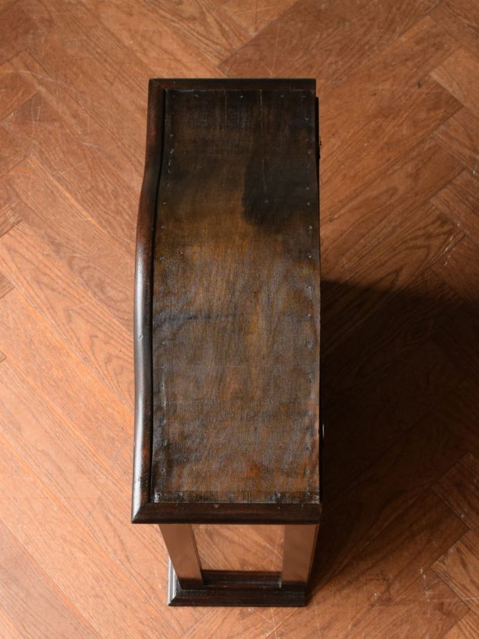 アンティークのキャビネットの天板
