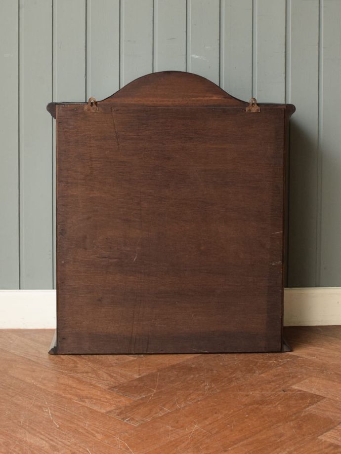 キャビネットの後ろ姿