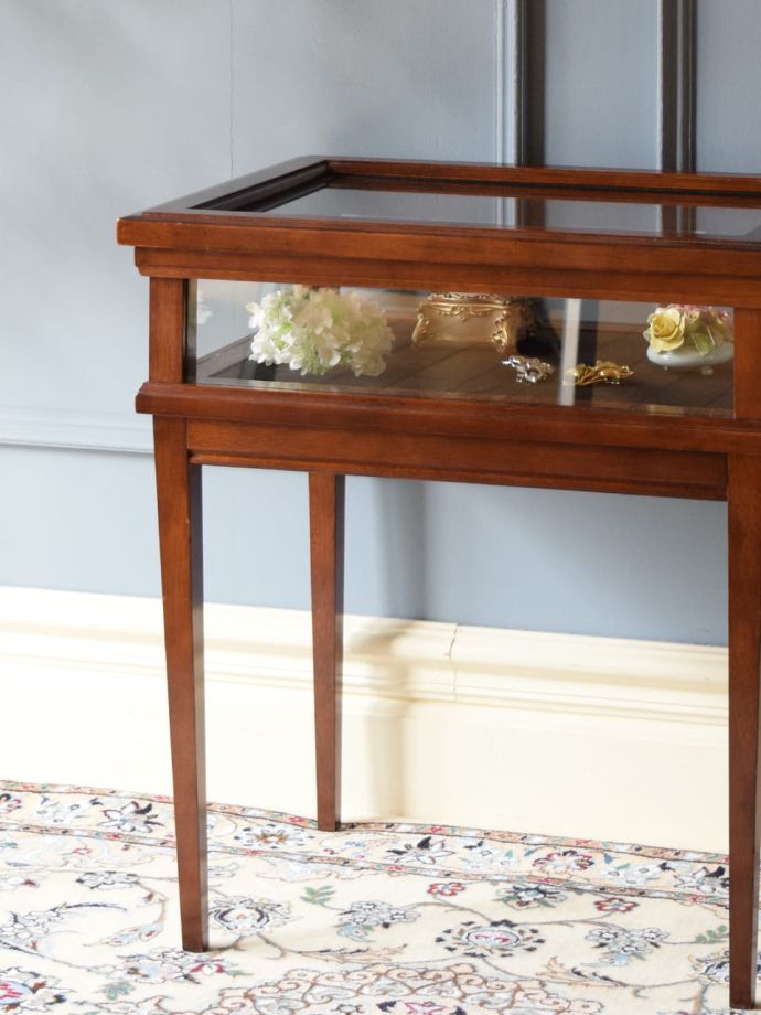 ガラス越しに中をのぞいてみると・・・