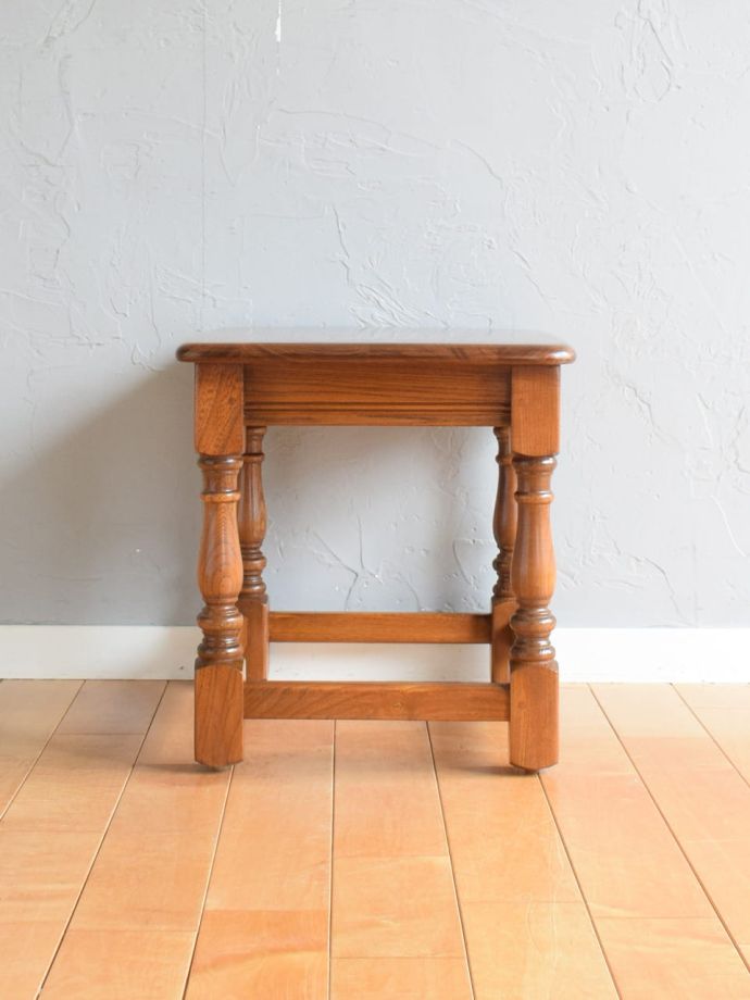 アンティークテーブルの横顔