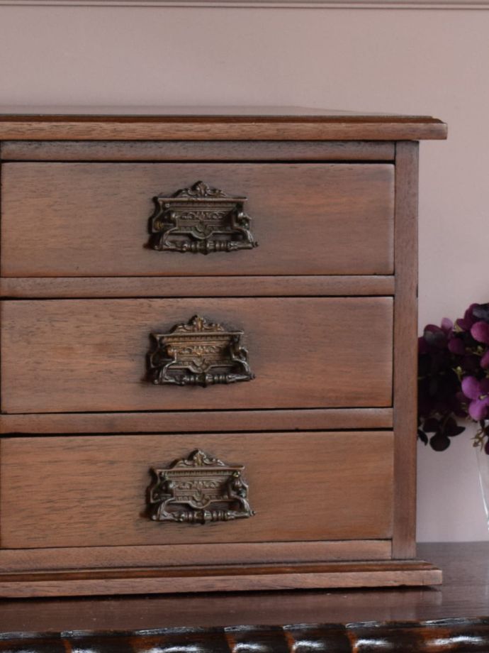 アンティーク家具らしさが漂うキャビネット