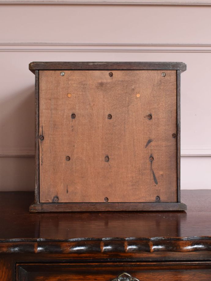 キャビネットの後ろ姿