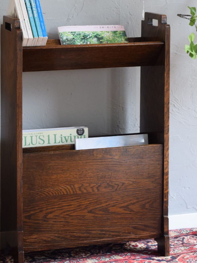 マガジンラック付きの本棚