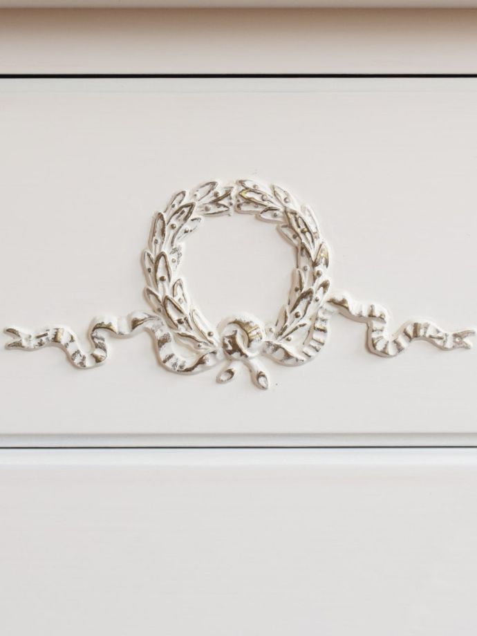 フランスアンティーク家具らしい装飾