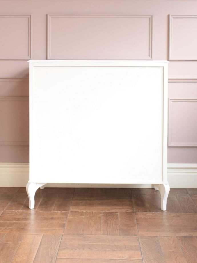 チェストの後ろ姿