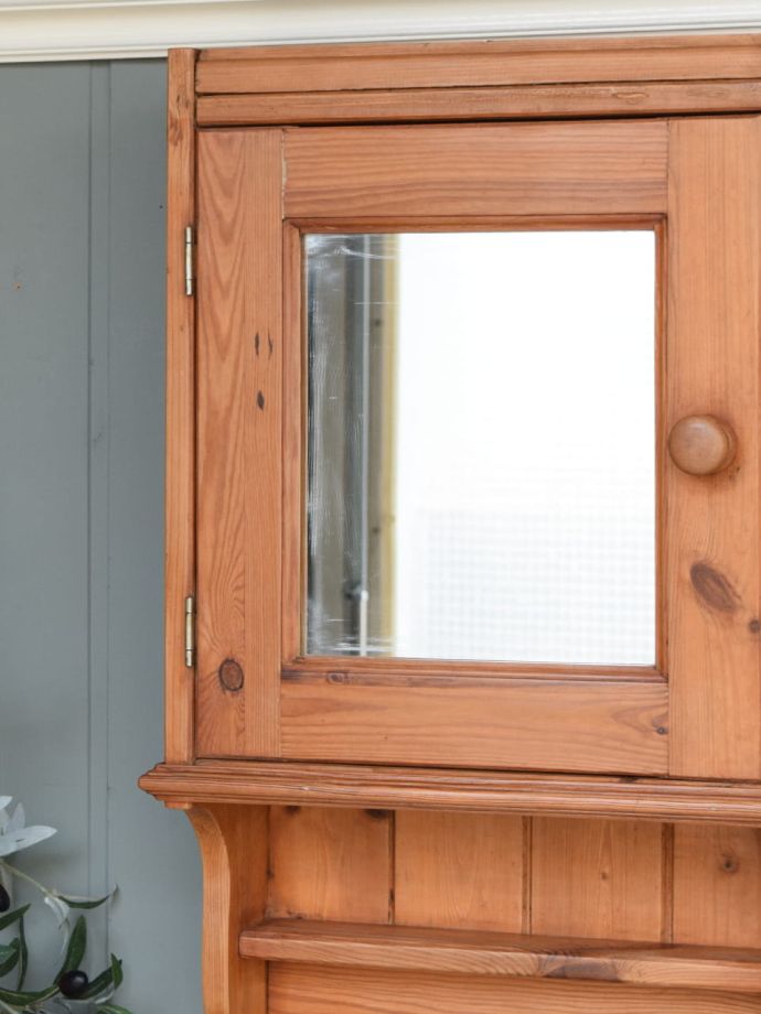 アンティーク家具らしさが漂うキャビネット