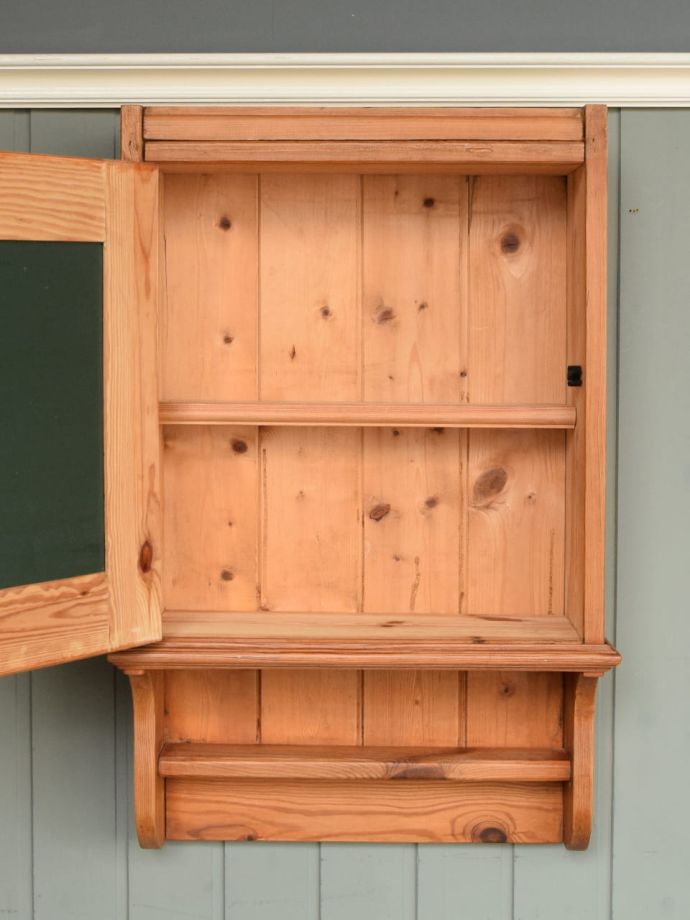 アンティークのキャビネットの扉の中