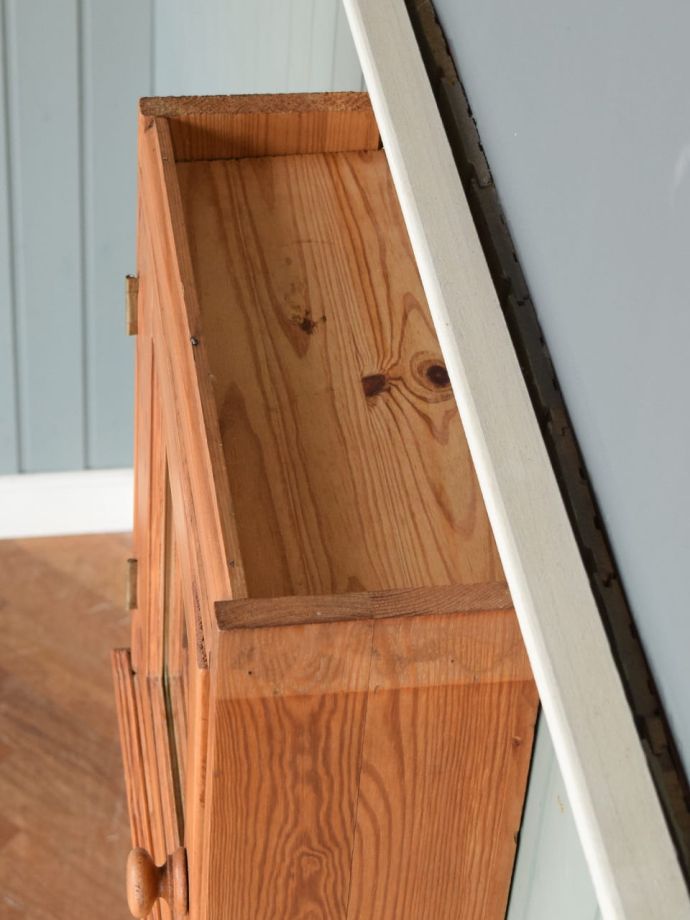 アンティークのウォールキャビネットの天板