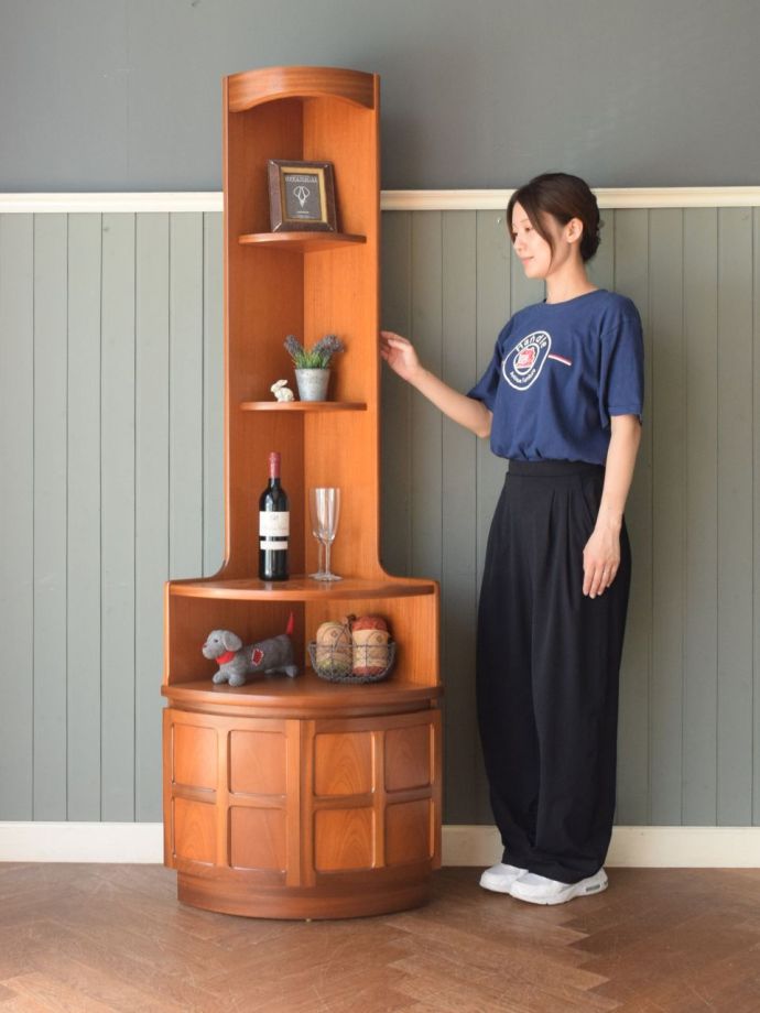 ビンテージのコーナーキャビネット