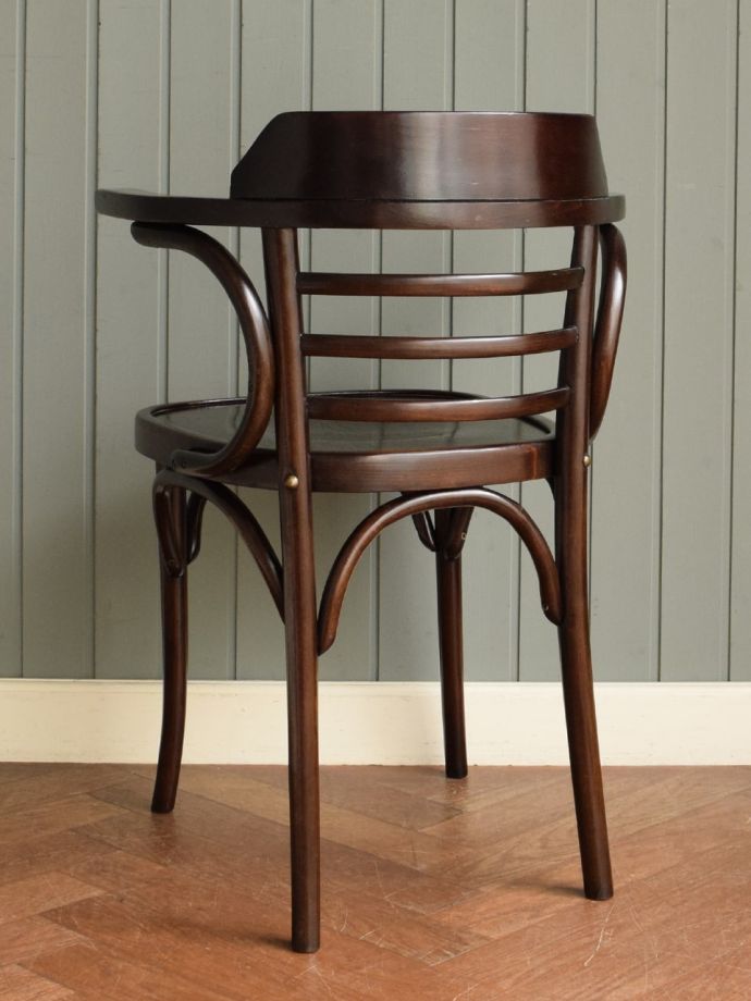 おしゃれな椅子、ベントウッドチェアの後ろ姿