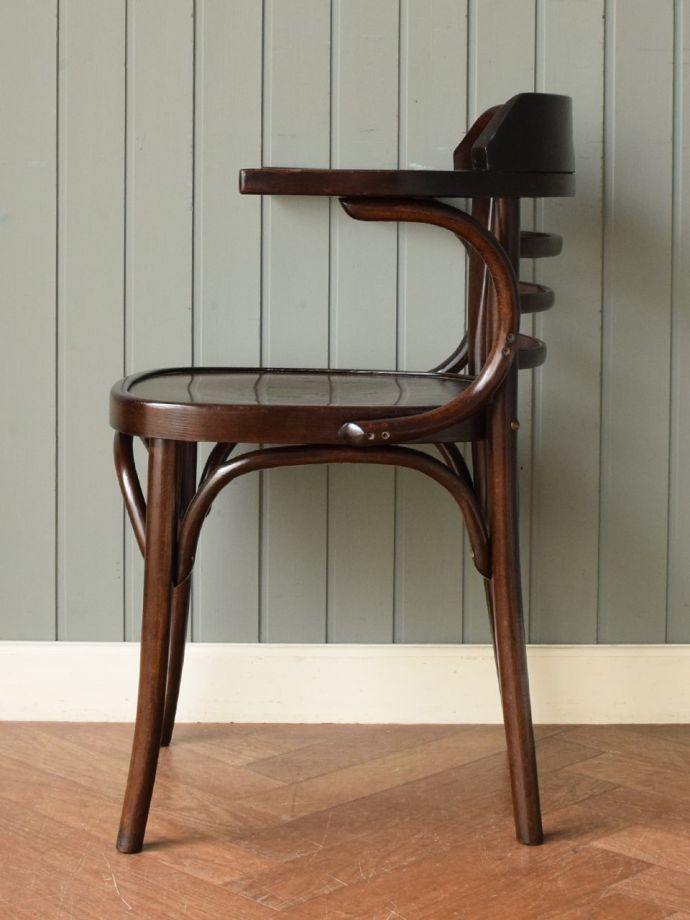 ベントウッドチェアの側面