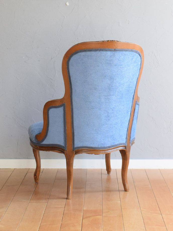 アンティークのパーソナルチェアの後ろ姿