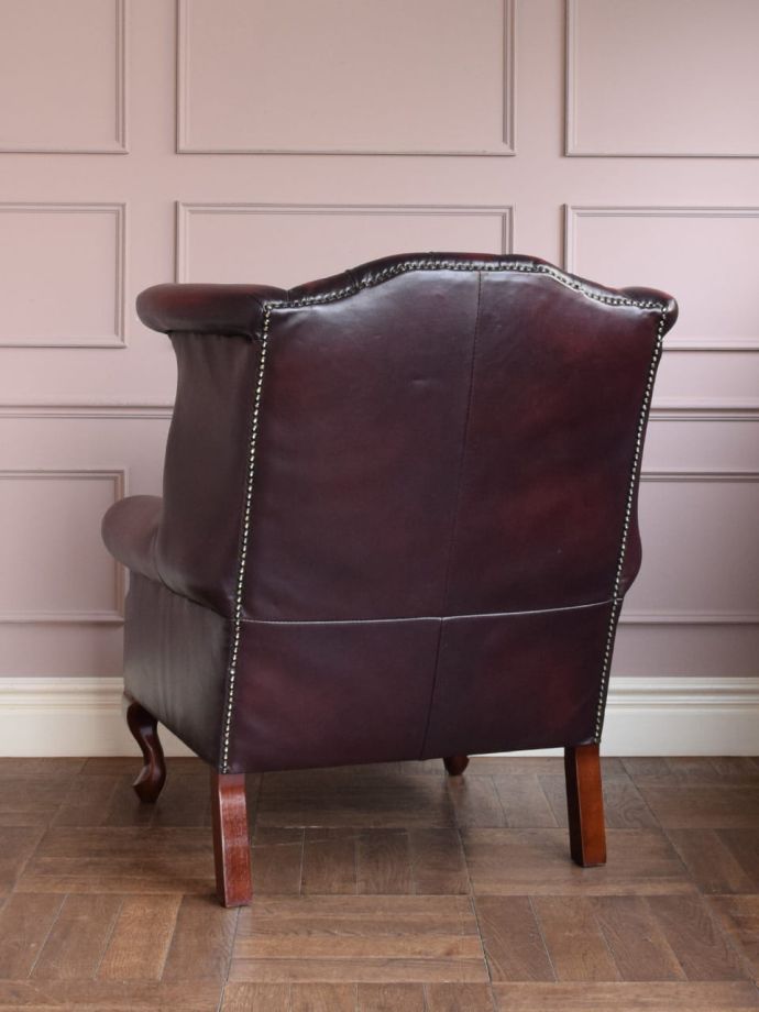 アンティークのパーソナルチェアの後ろ姿