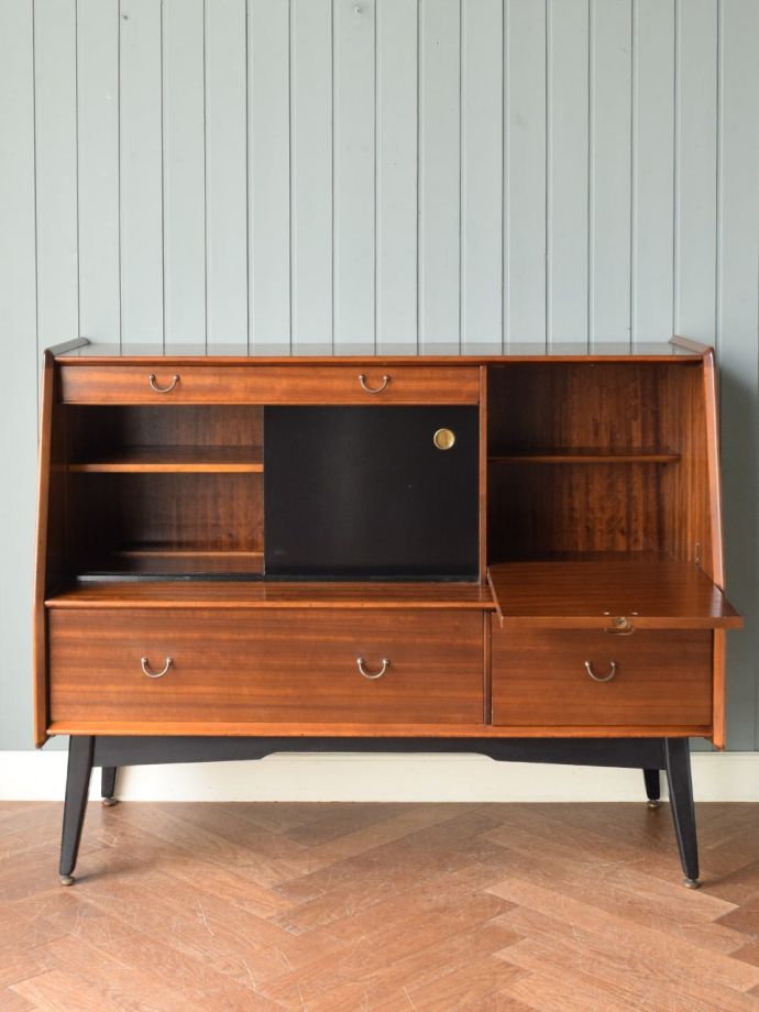 G-PLANサイドボードの扉の中