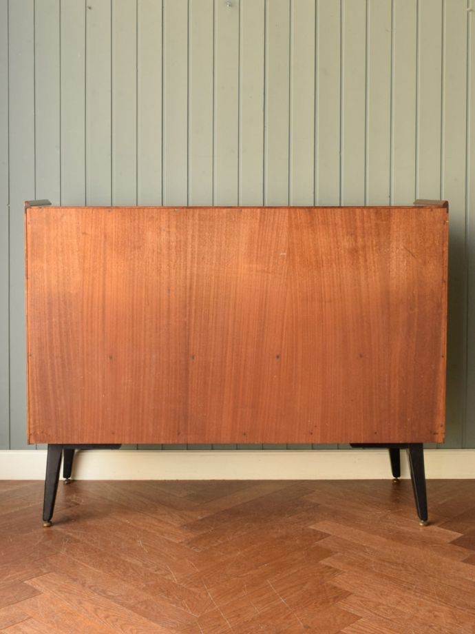 G-PLANのサイドボードの後ろ姿