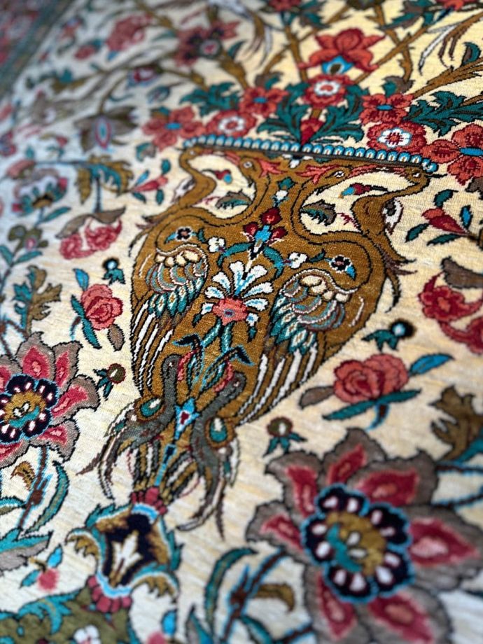 中央に描かれた花瓶の模様